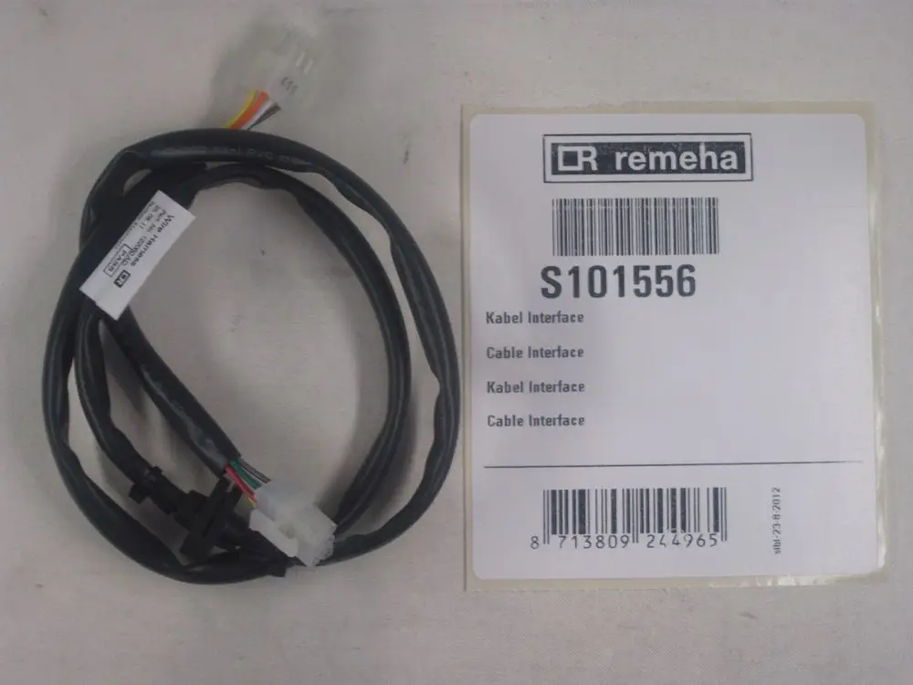 Kabel mit mehreren Drähten und Steckverbindung, gekennzeichnet mit der Marke Remeha, daneben ein Etikett mit Produktnummer und Beschreibung.